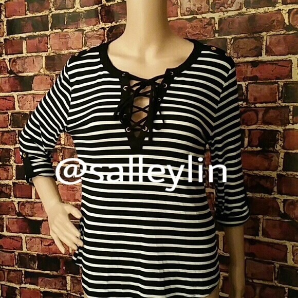 Tops - 🎉🎉Host Pick🎉🎉 Black & White Lace Up Top